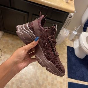 Steve Madden shoes. Size 5 in womens. Color is burgundy.